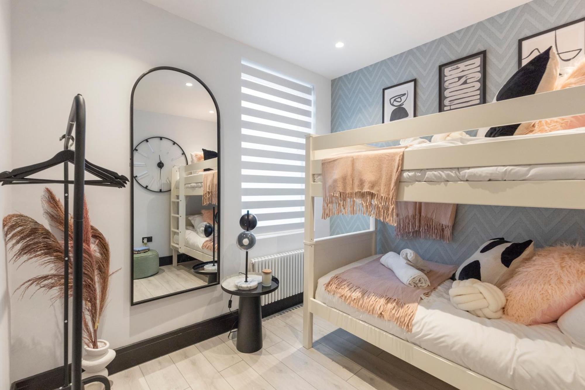 Appartement Unwind In Style 2Br With Cozy Backyard For Groups à Londres Extérieur photo
